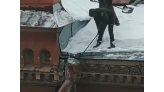 Видео: коммунальщики сбили водосточную трубу во время чистки крыши