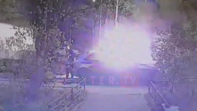 На видео попал момент возгорания машины с людьми внутри на Евдокимова Огнева