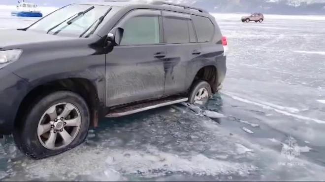 Два внедорожника провалились в трещины на льду Байкала