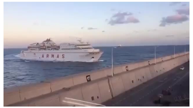 Пассажирский паром врезался на полном ходу в пристань в Испании у Канарских островов