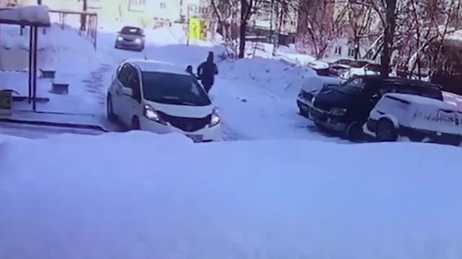 В Новосибирске снежная глыба упала на машину с людьми
