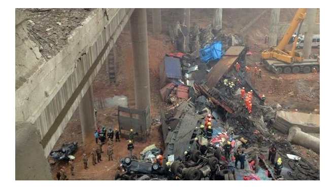В Китае взрыв грузовика с пиротехникой обрушил мост с фурами, десятки погибших