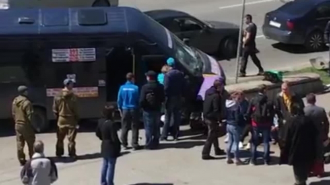Жуткое видео из Омска: маршрутка с пассажирами протаранила бетонную опору