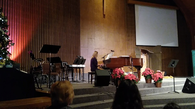 Выступление Эстер в церкви, Калгари, 2020