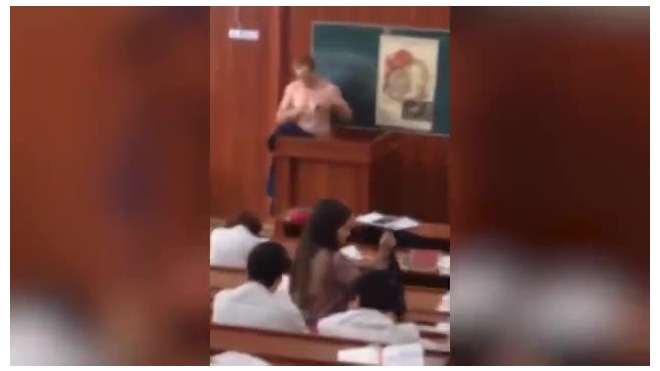 Голая наука: Педагог дагестанской медакадемии разделся до гола перед студентами 