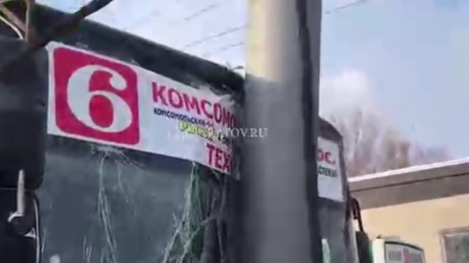 В Саратове маршрутный автобус с пассажирами врезался в столб