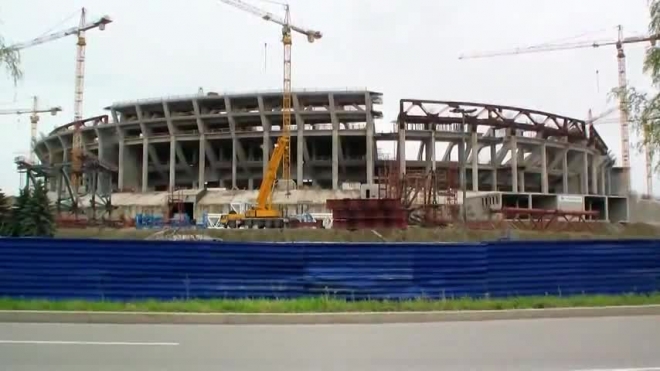 Реконструкция строительство футбольного стадиона Зенит 2016 года. Фото напротив Зенит арены где катаются машины.