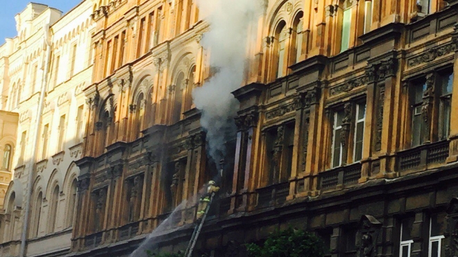 Около сотни спасателей тушили пожар в коммуналке на Пушкинской: в больницу попал один человек