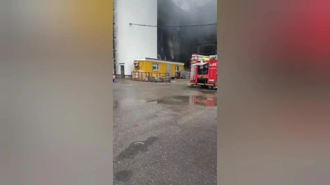 На складе в Парнасе потушили крупный пожар