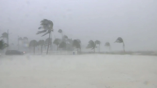 Ураган "Эльза" ослаб до тропического шторма