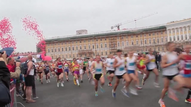 В Петербурге бегут марафонцы, затрудняя проезд транспорта