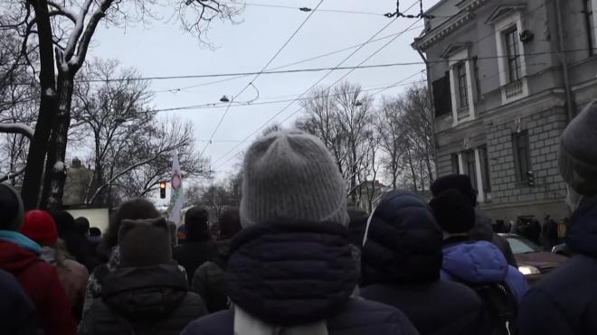 Видео: колонна протестующих движется по Петербургу