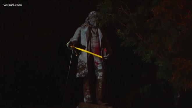 В США протестующие снесли две статуи у монумента Конфедерации в Роли