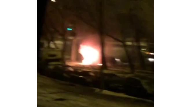 На Маршала Жукова водитель босиком сбежал из горящего авто