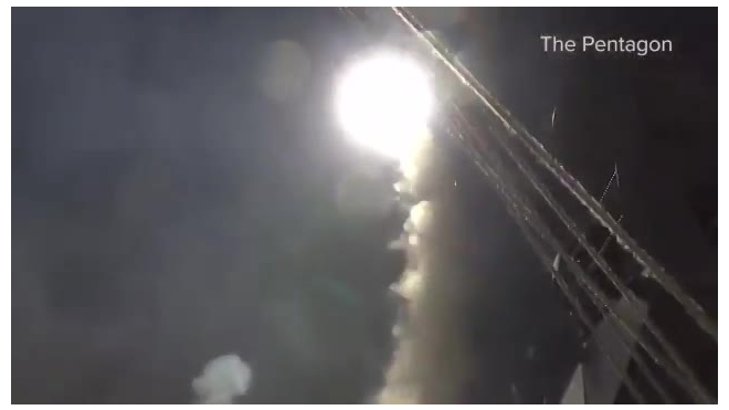 Пентагон опубликовал видео запуска ракет "Томагавк" по правительственному аэродрому Сирии