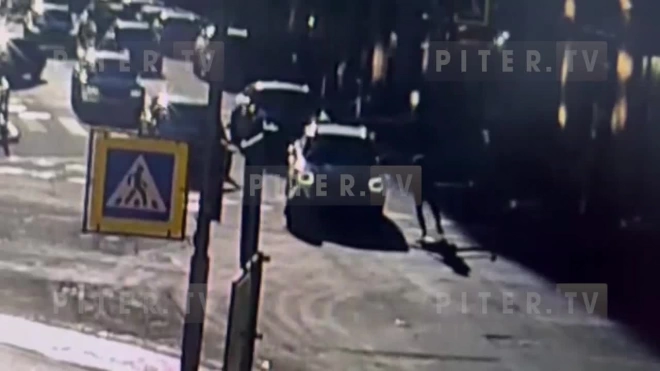 Самокатчики врезались в легковушку на пешеходном переходе и попали на видео