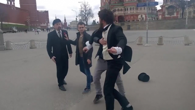Появилось видео драки Ленина и Пушкина на Красной площади
