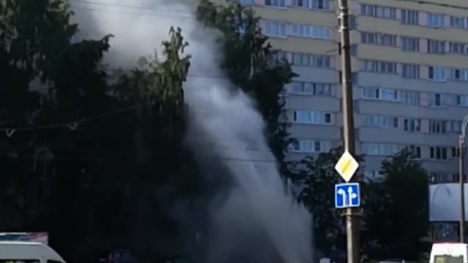 Видео: на Маршала Казакова кипяток из трубопровода залил автомобили 