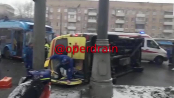 В Москве на Варшавском шоссе в ДТП перевернулся реанимоболь