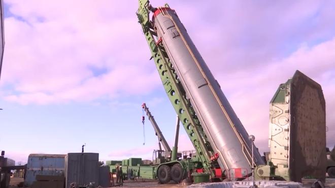 Минобороны РФ показало загрузку в шахту ракеты комплекса "Авангард"