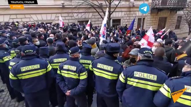 Оппозиция устраивает митинг у парламента в Тбилиси с требованием освободить депутата Мелию