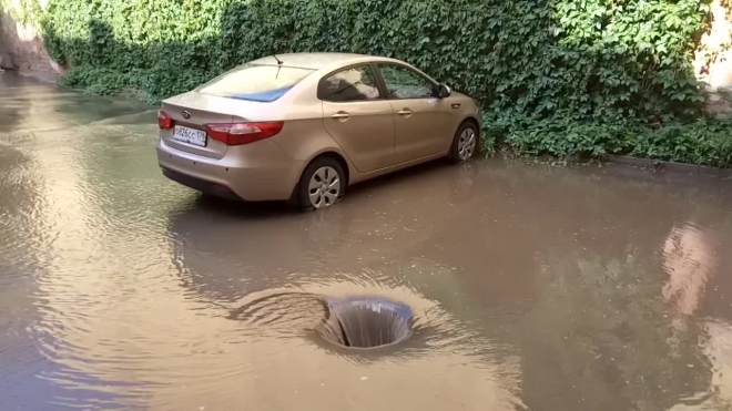 Видео: Мутная вода залила двор на набережной Фонтанки