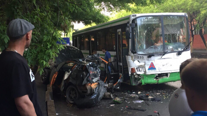 В центре Тюмени легковушка протаранила автобус, есть погибший и пострадавшие