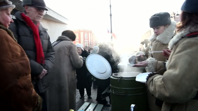 Военная техника и полевая кухня в центре Петербурга