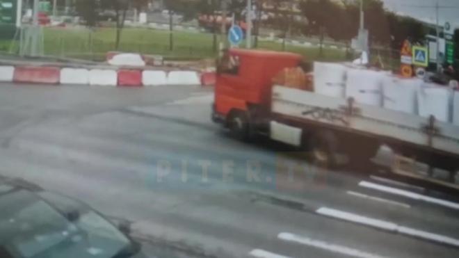 На проспекте Буденного грузовик уронил на иномарку столб