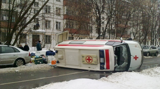 В Петербурге перевернулась "скорая помощь". Пострадали две женщины и младенец