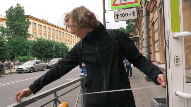 Жители Петроградского района пожаловались на узкий тротуар. Мы измерили его ширину