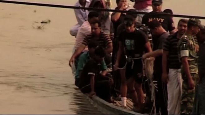 В Бангладеш ищут затонувший автобус. Во время аварии в салоне было 50 человек