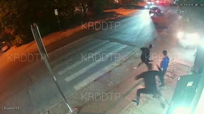 Пьяная россиянка на Nissan въехала в пешеходов на тротуаре и попала на видео
