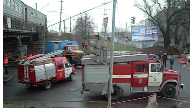 В Петербурге электричка едва не упала с железнодорожного моста