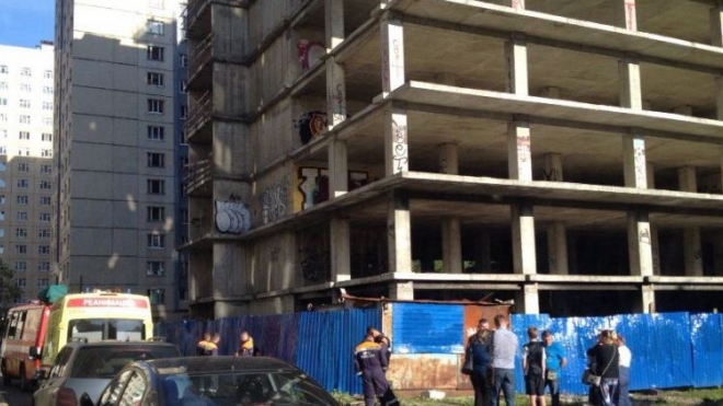 В Выборгском районе погиб подросток, сорвавшись с высоты на заброшенной стройплощадке 