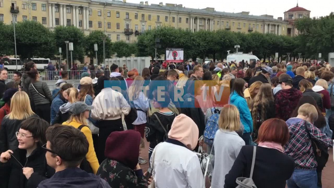 "Россия, без насилия!": Петербуржцы вышли на улицу в поддержку сестер Хачатурян