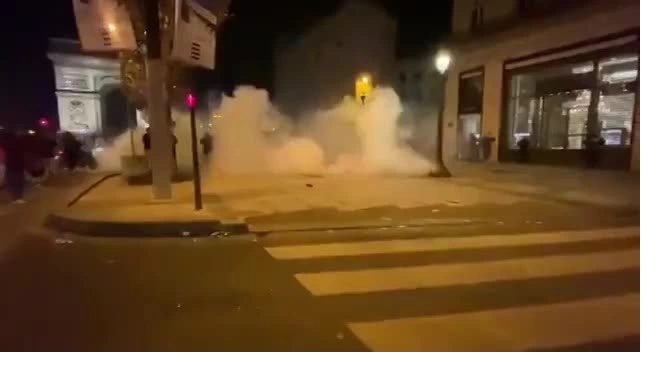 Полиция применила слезоточивый газ против болельщиков Марокко в Париже