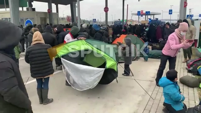 Мигранты начали разбивать палатки на КПП на границе с Польшей