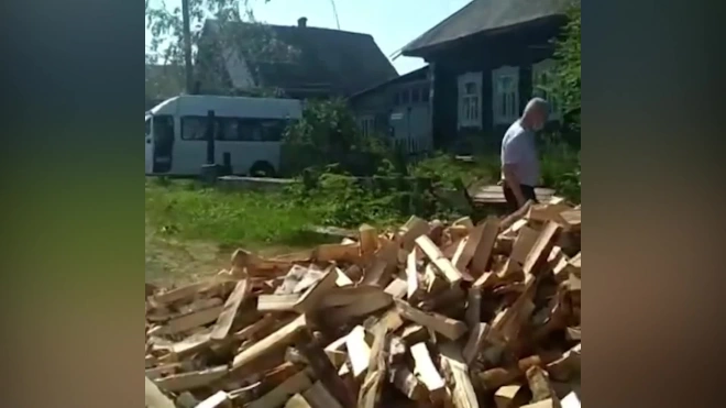 Мэр Краснотурьинска доставил дрова пенсионерке, пожаловавшейся Путину на отсутствие газа