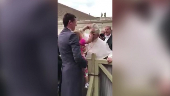 Забавное видео из Италии: девочка стащила у Папы Римского головной убор