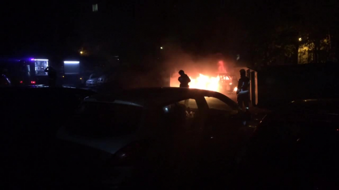 Видео: на улице Коммуны ночью сгорел автомобиль
