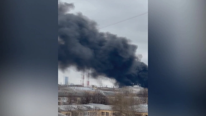 В Екатеринбурге загорелась кровля цеха на территории промышленной площадки
