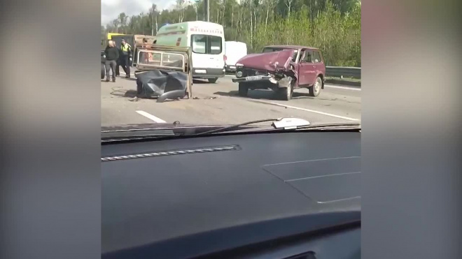 В массовом ДТП на КАД пострадали два человека