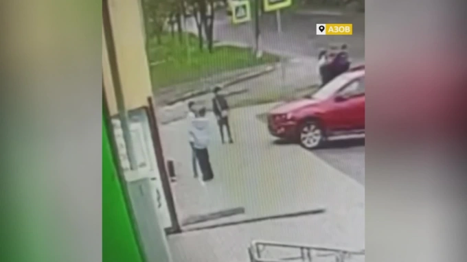 В Ростовской области мужчина жестоко избил 14-летнюю школьницу посреди улицы