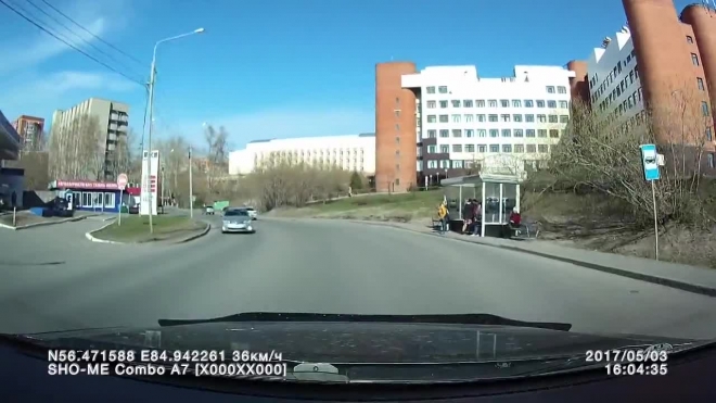 Водитель сбил девушку на пешеходном переходе