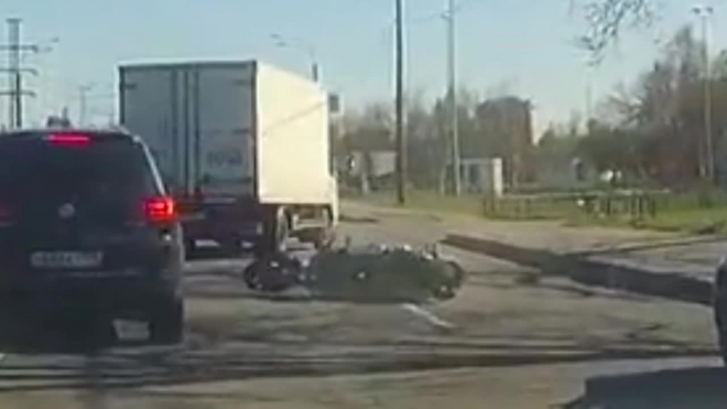 Жуткое видео из Петербурга: легковушка протаранила мотоцикл