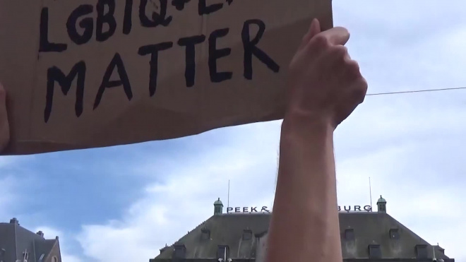 В Амстердаме тысячи людей вышли на митинг против жестокости полиции в США и ЕС