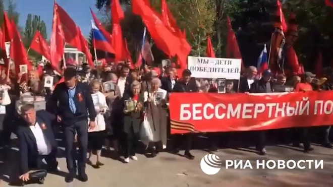 В Херсоне состоялось шествие "Бессмертного полка" с возложением цветов у Вечного огня