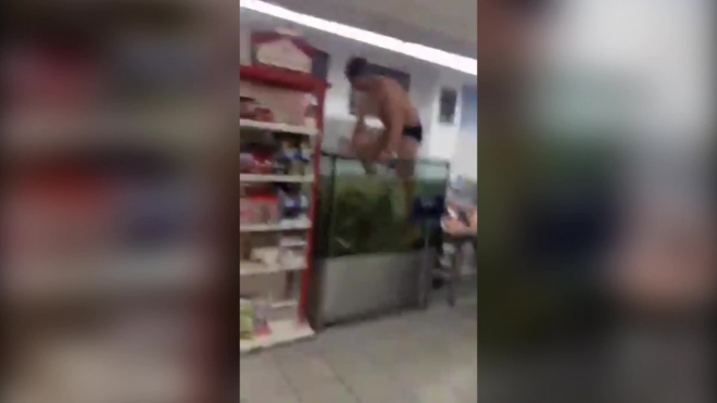 В Мелитополе парень поплавал вместе с живыми карпами в магазине