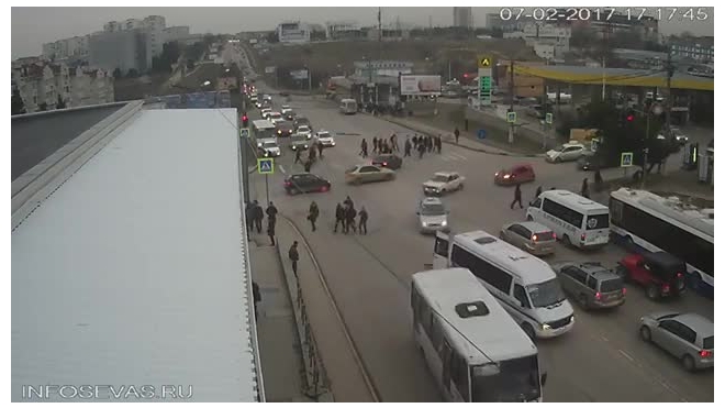 Видео из Севастополя: из маршрутки на ходу выпала пассажирка